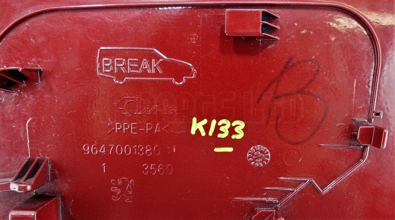 Peugeot 407 SW (04-10) Fill-in Fuel Flap Cover 9647001380 Diablo Red Rouge EKQ - Image 3