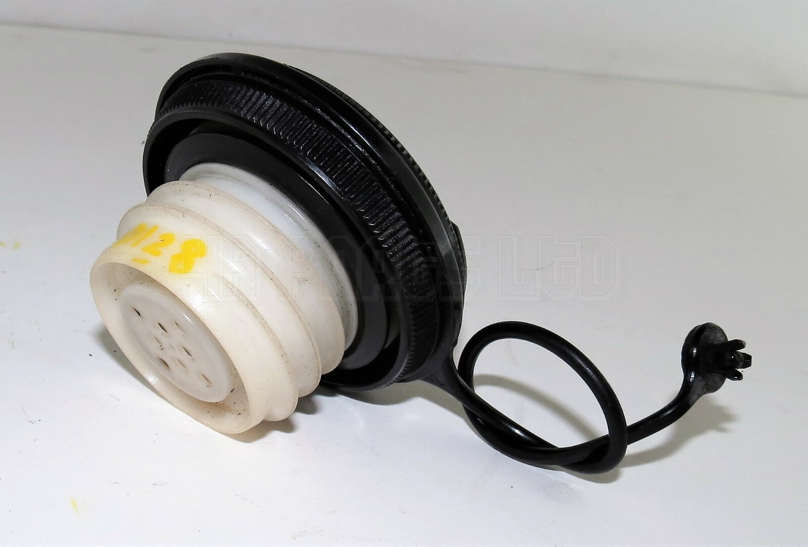 Nissan X-Trail T30 (2001-2006) Fill-in Fuel Cap + Cord Screw Type - Image 3