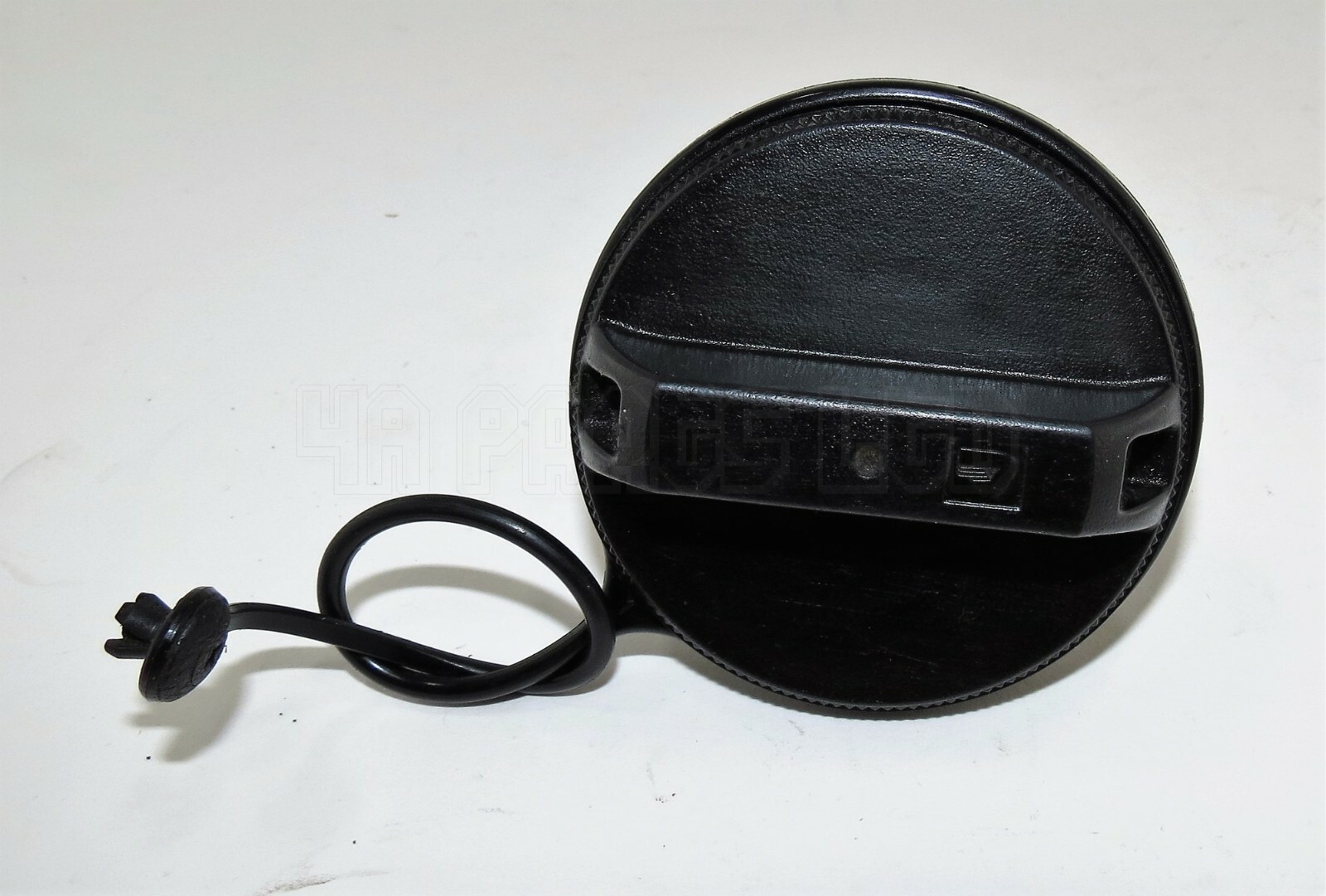 Nissan X-Trail T30 (2001-2006) Fill-in Fuel Cap + Cord Screw Type - Image 4