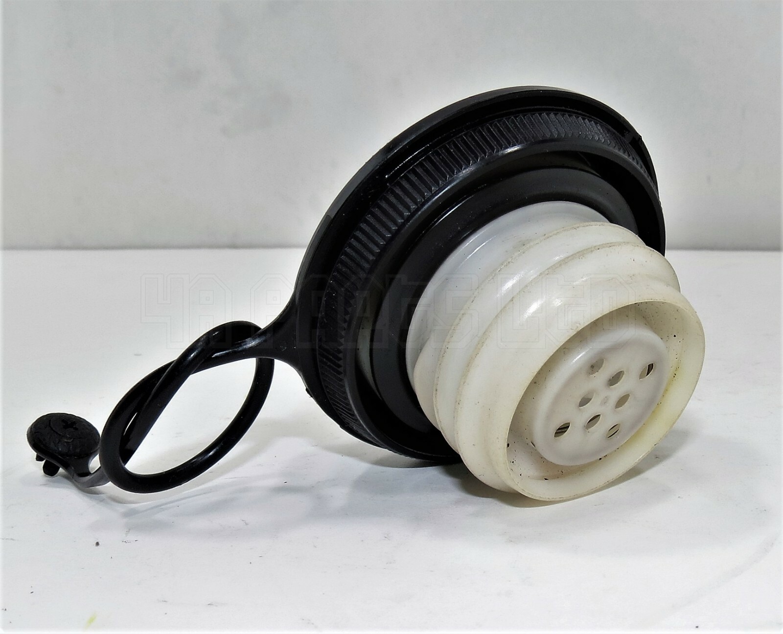 Nissan X-Trail T30 (2001-2006) Fill-in Fuel Cap + Cord Screw Type - Image 5