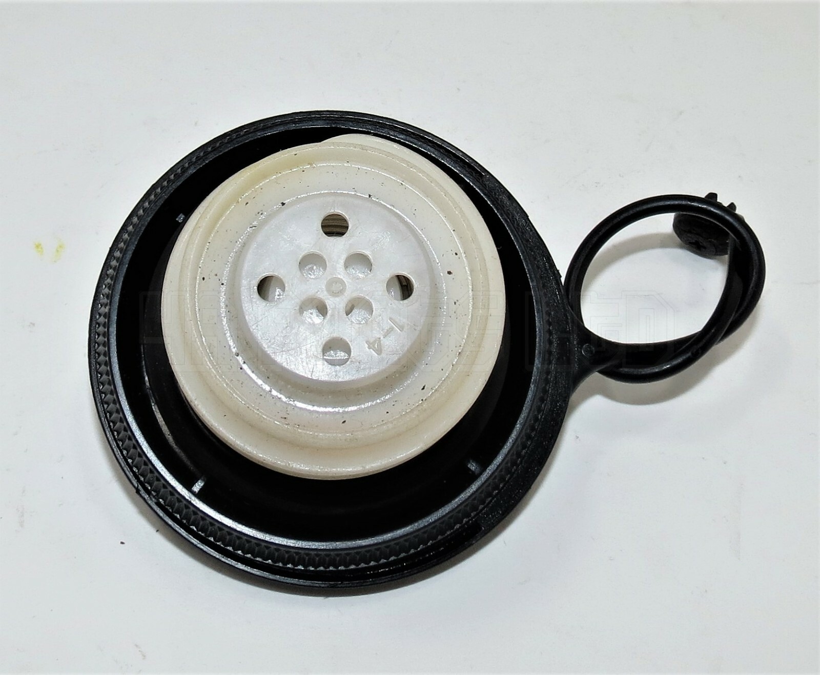 Nissan X-Trail T30 (2001-2006) Fill-in Fuel Cap + Cord Screw Type - Image 7