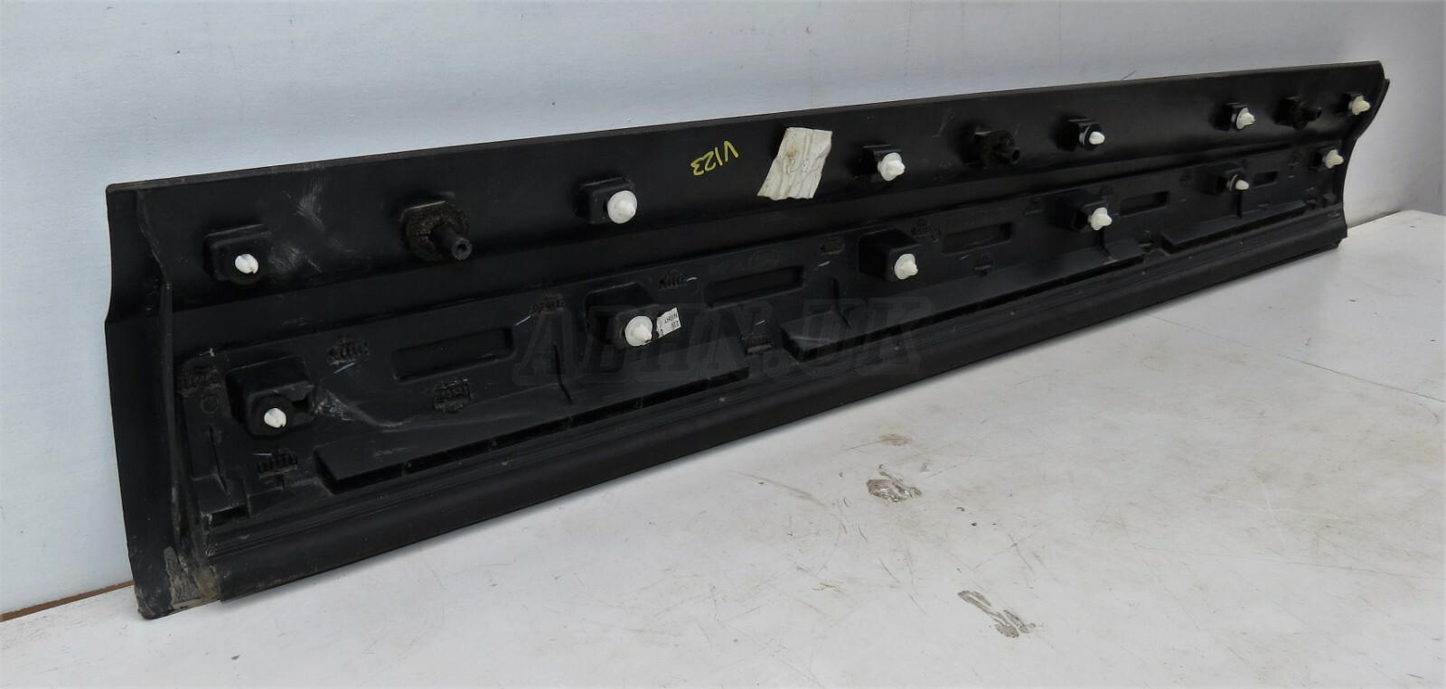 V123 Land Rover Discovery 5 Left Side Exterior Door Cladding Moulding Trim Grain - Image 6