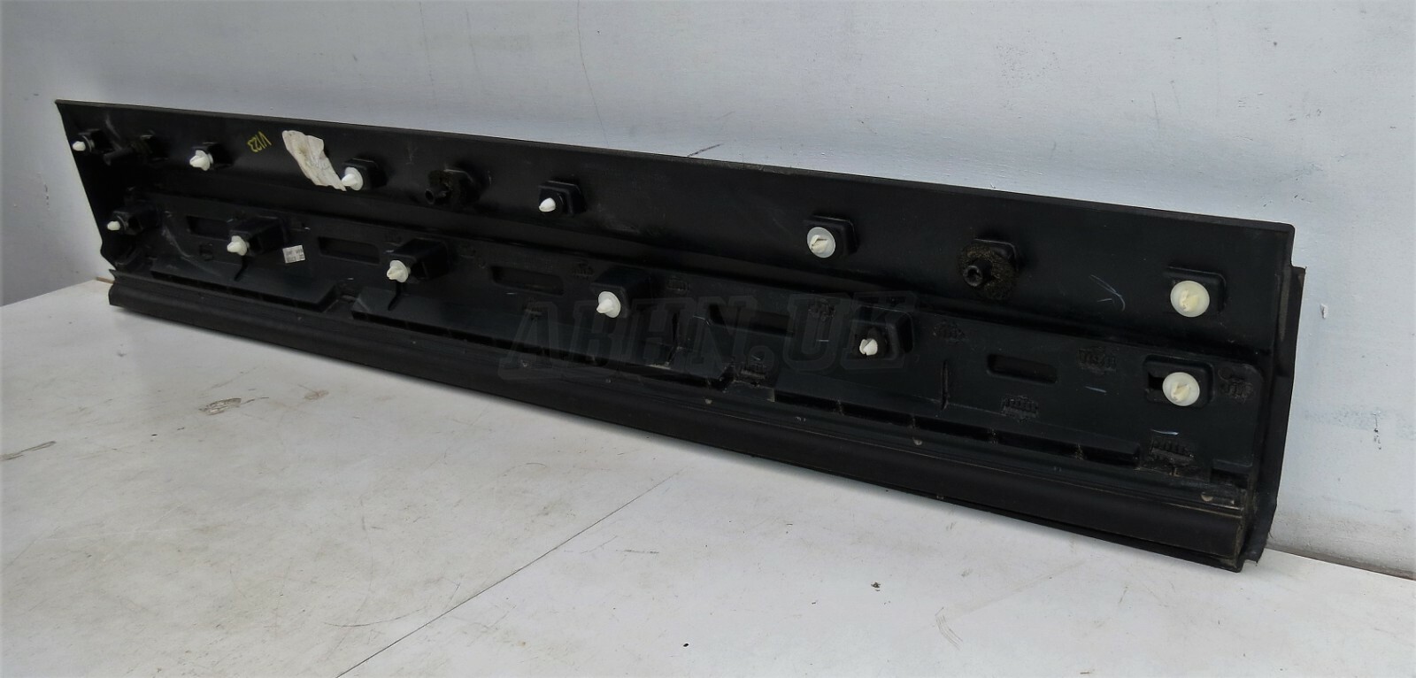 V123 Land Rover Discovery 5 Left Side Exterior Door Cladding Moulding Trim Grain - Image 7