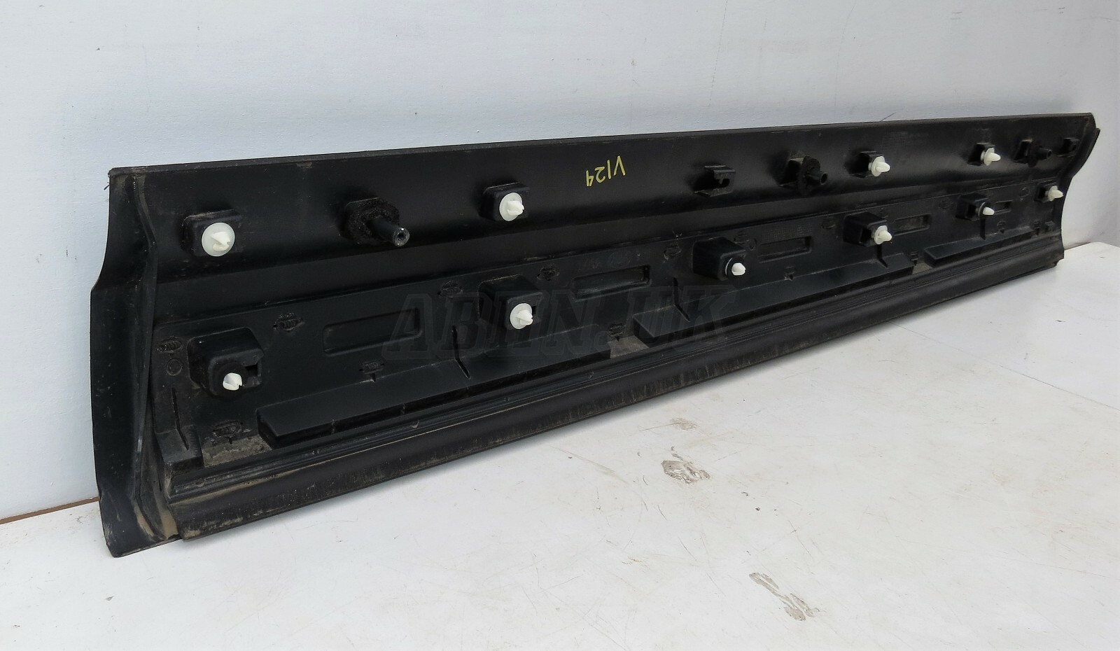 V124 Land Rover Discovery 5 Left Side Exterior Door Cladding Moulding Trim Grain - Image 6