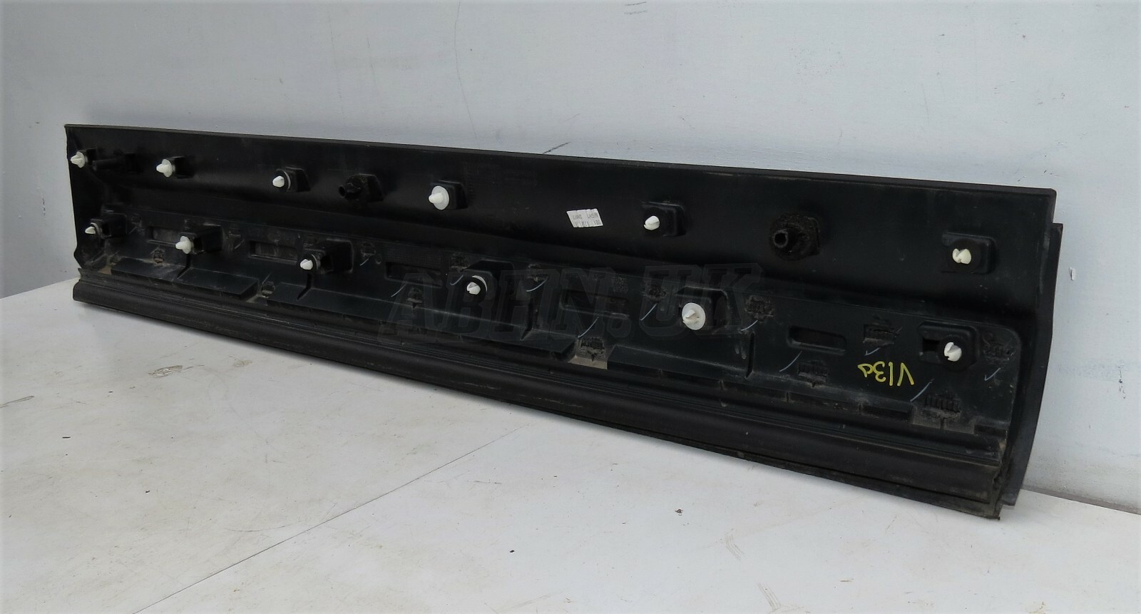 130 Land Rover Discovery 5 Right Side Exterior Door Cladding Moulding Trim Grain - Image 7