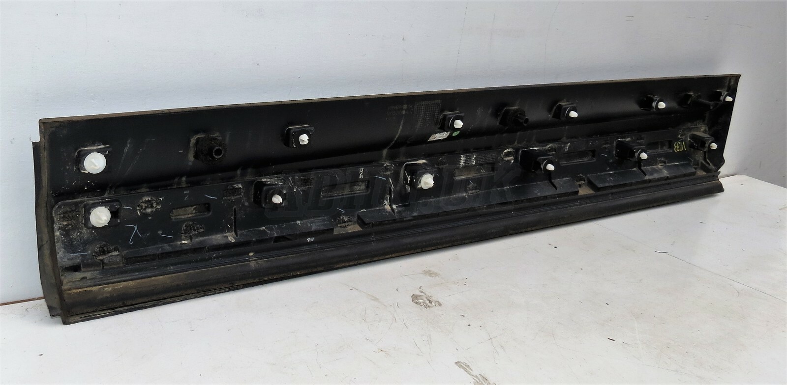 133 Land Rover Discovery 5 Right Side Exterior Door Cladding Moulding Trim Grain - Image 6