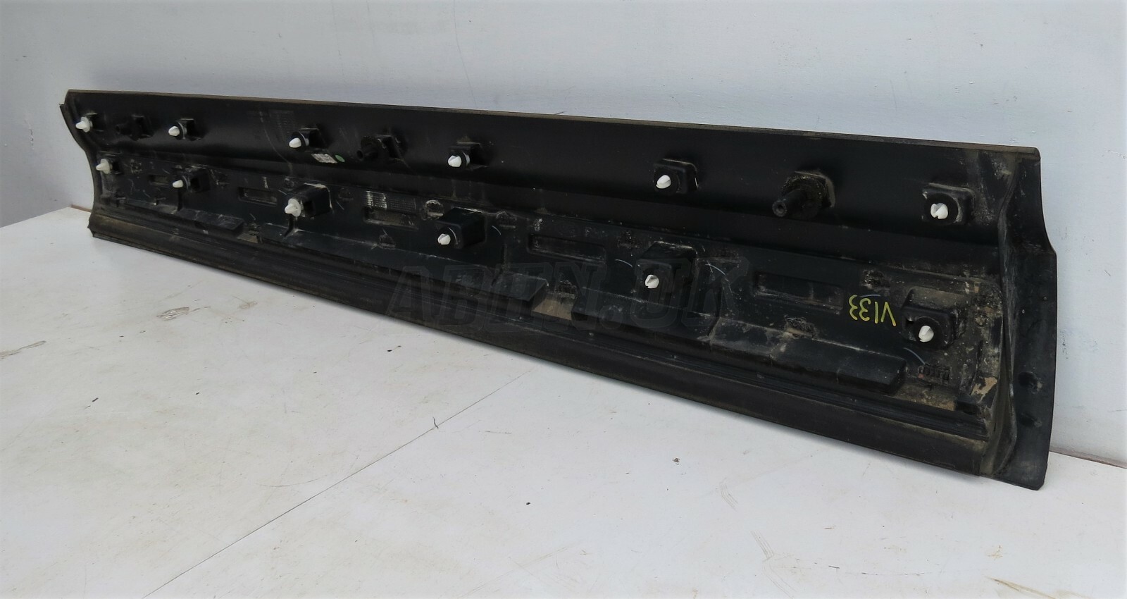 133 Land Rover Discovery 5 Right Side Exterior Door Cladding Moulding Trim Grain - Image 7