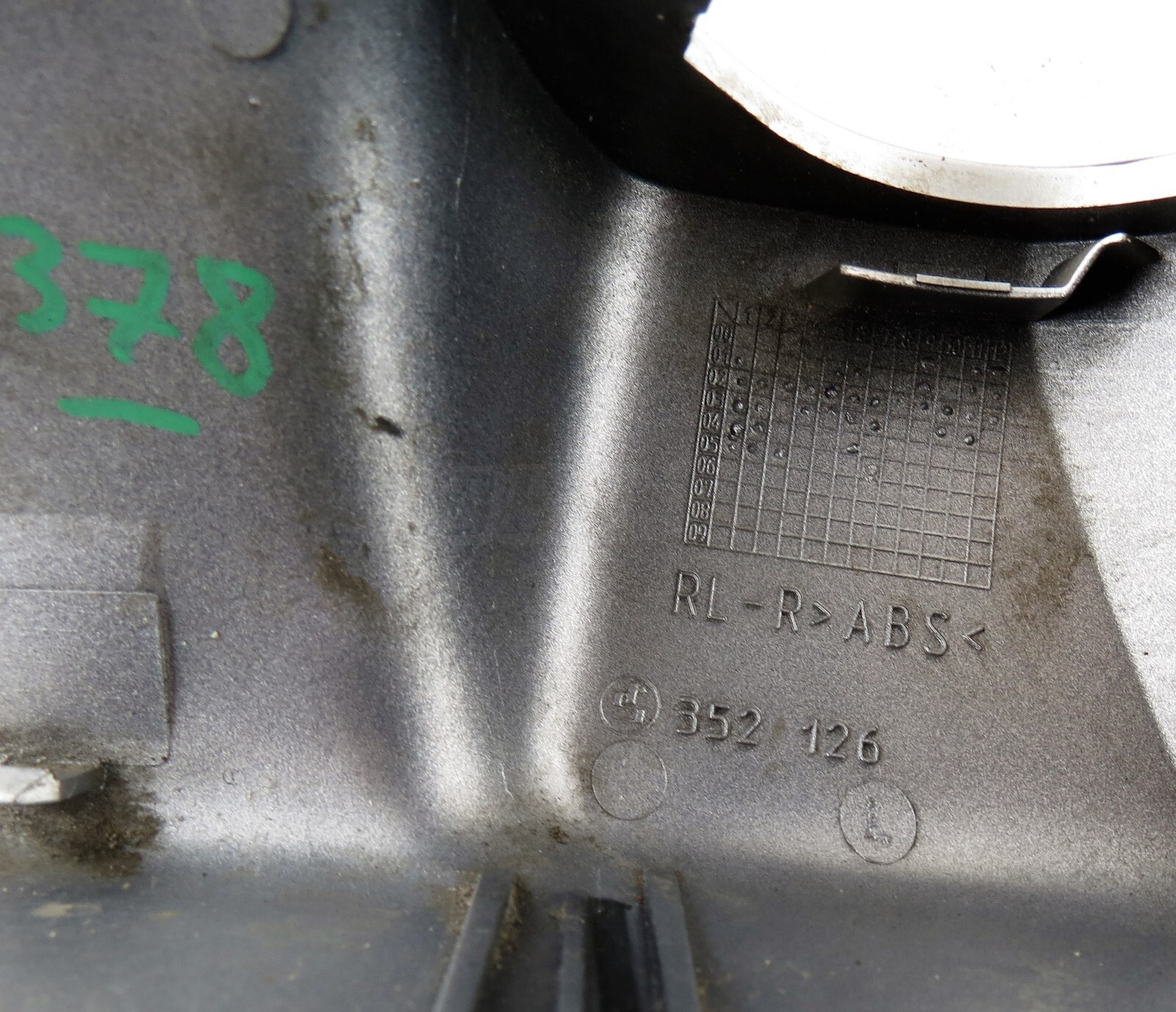 Vauxhall Vectra C Signum 02-09 Right Side Door Mirror Bottom Cover Star Silver - Image 5