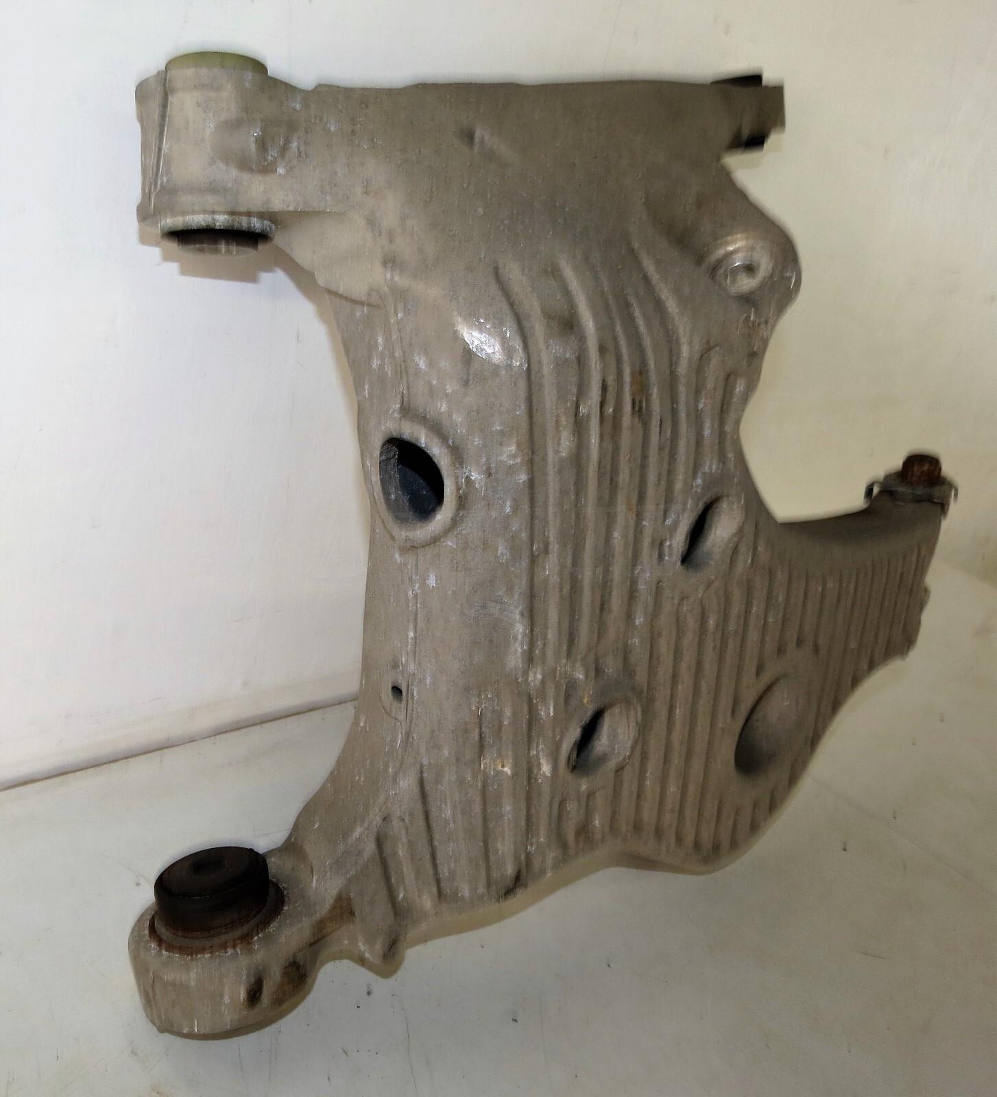 Land Rover Discovery 5 L462 Rear Left Air Suspension Carrier Arm JPLA-5B531-AA - Image 3