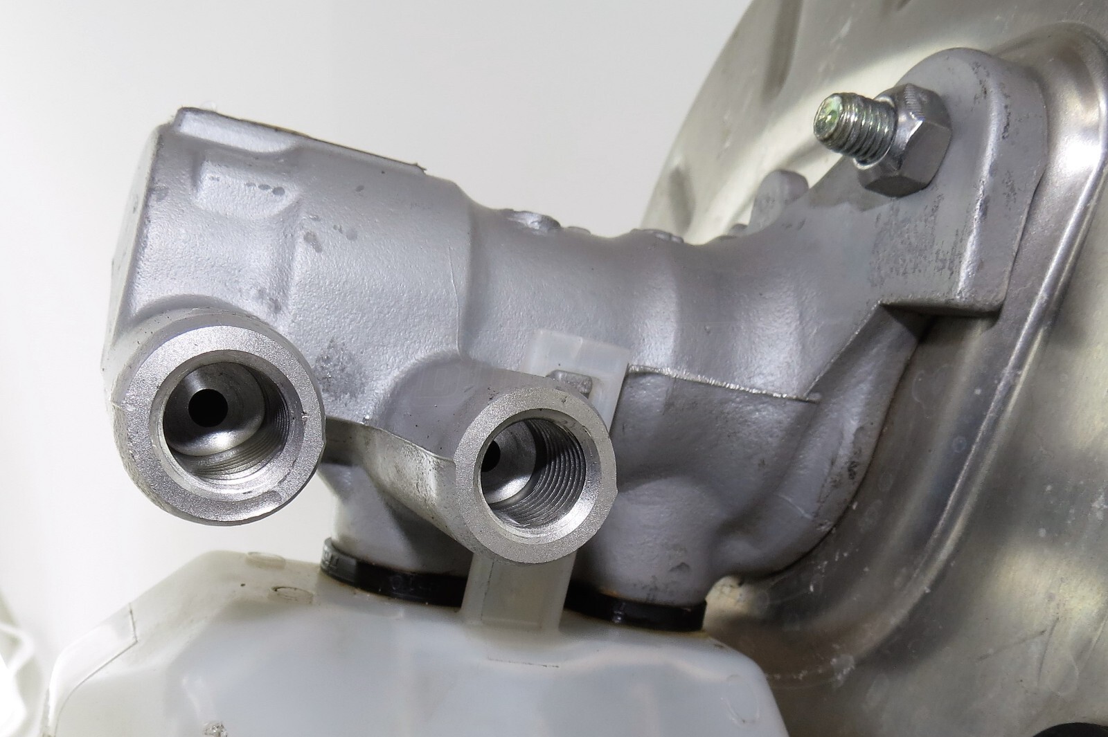 Range Rover Sport L494 Master Cylinder Brake Servo & Reservoir JPLA-2B195-AB - Image 8