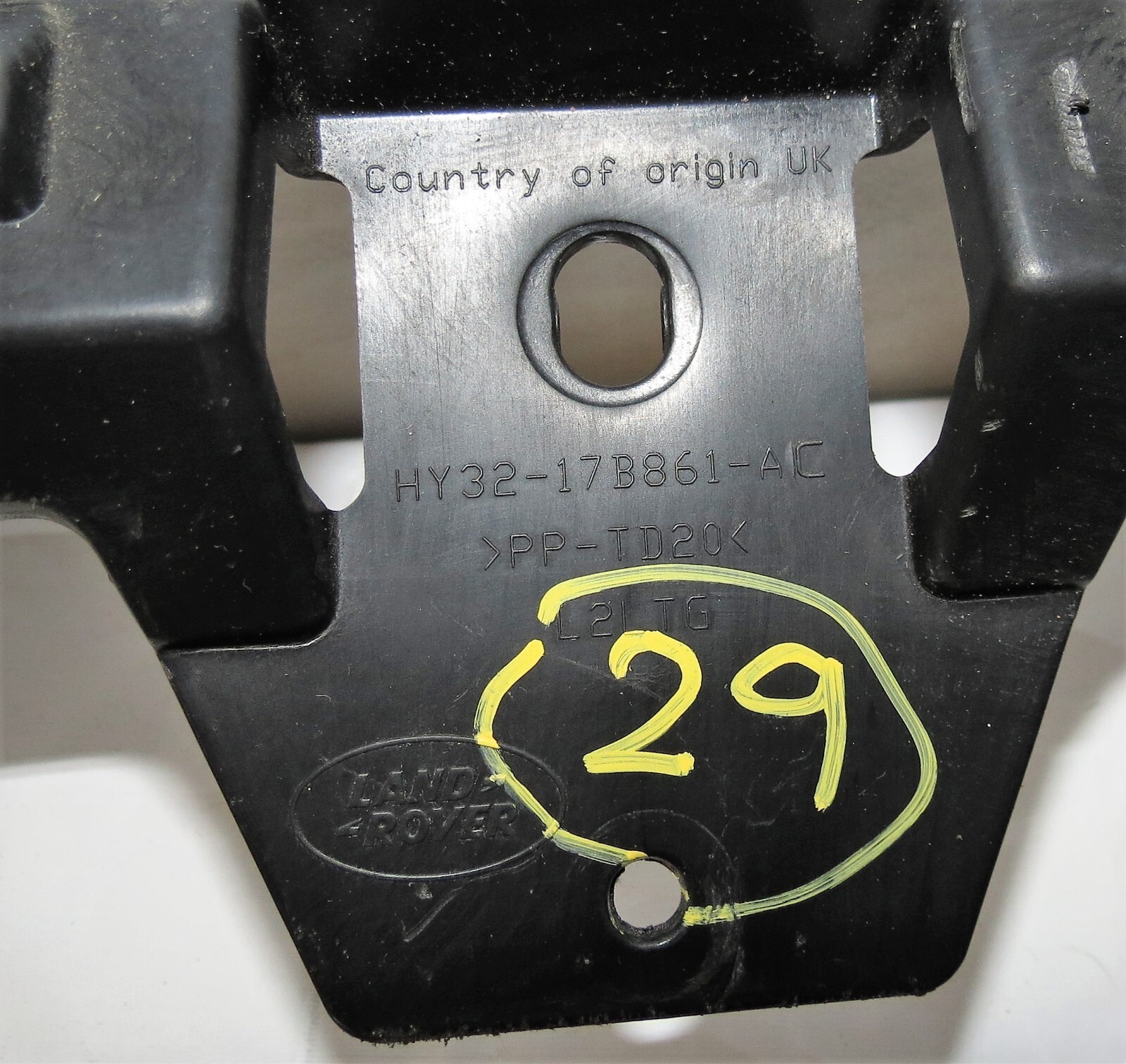 LR Discovery 5 MK5 L462 /15-23 Rear Bumper Middle Plastic Bracket HY32-17B861-AC - Image 8