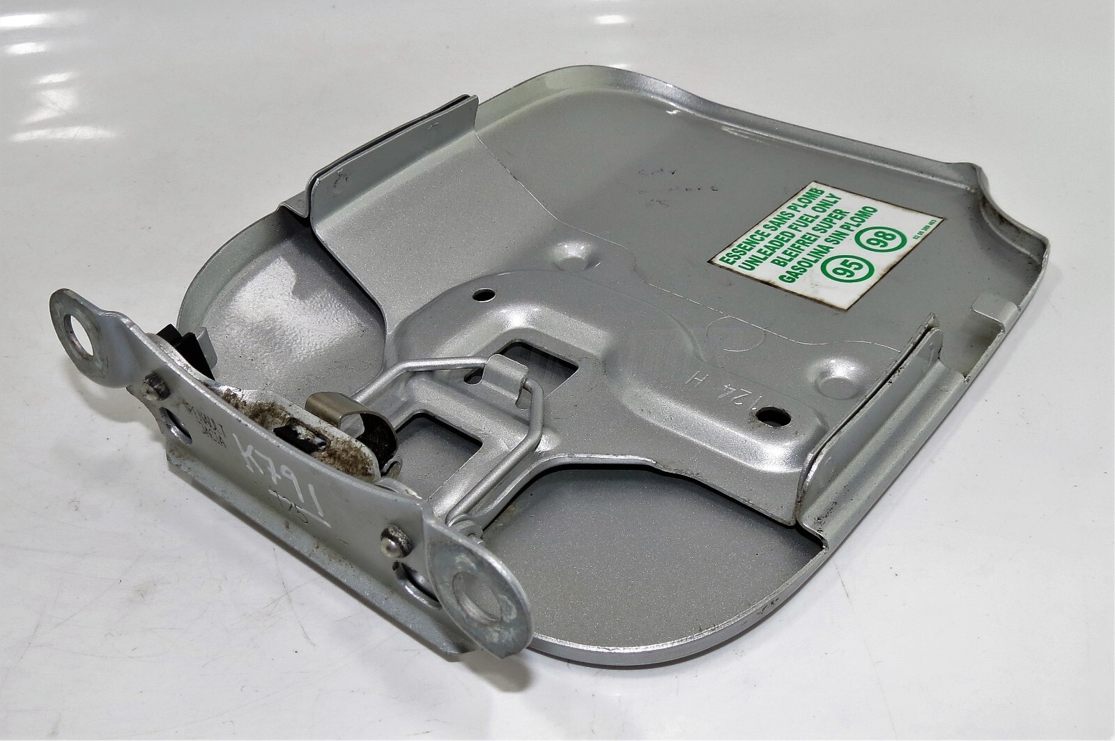 Dacia Sandero Stepway (2012- 2020) Fuel Filler Flap Filler Cover Metallic Silver - Image 4