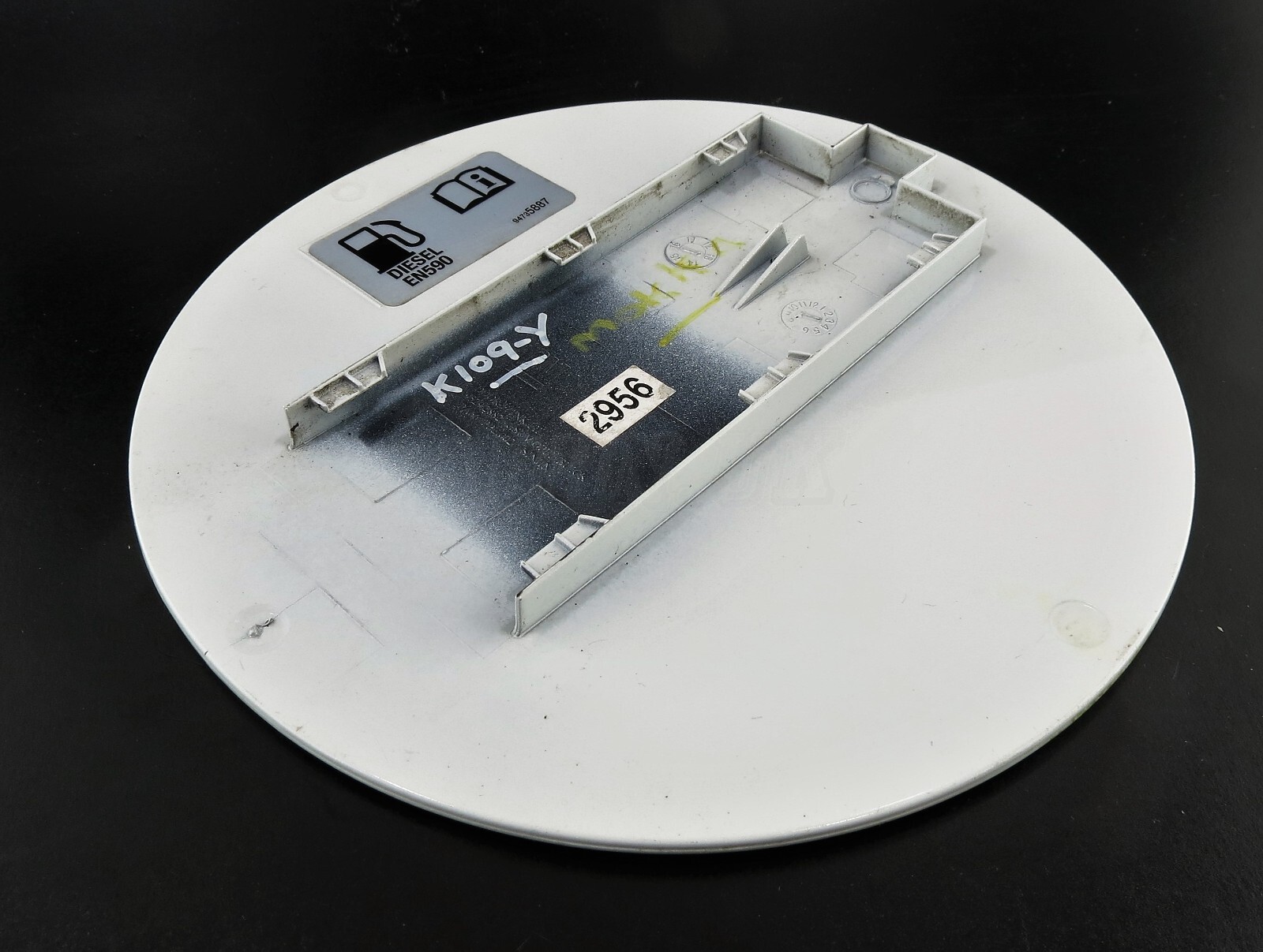 Vauxhall Opel Mokka X J13 Mk1 (2013- 2019) SUV Fuel Flap Cover in White 95292882 - Image 4