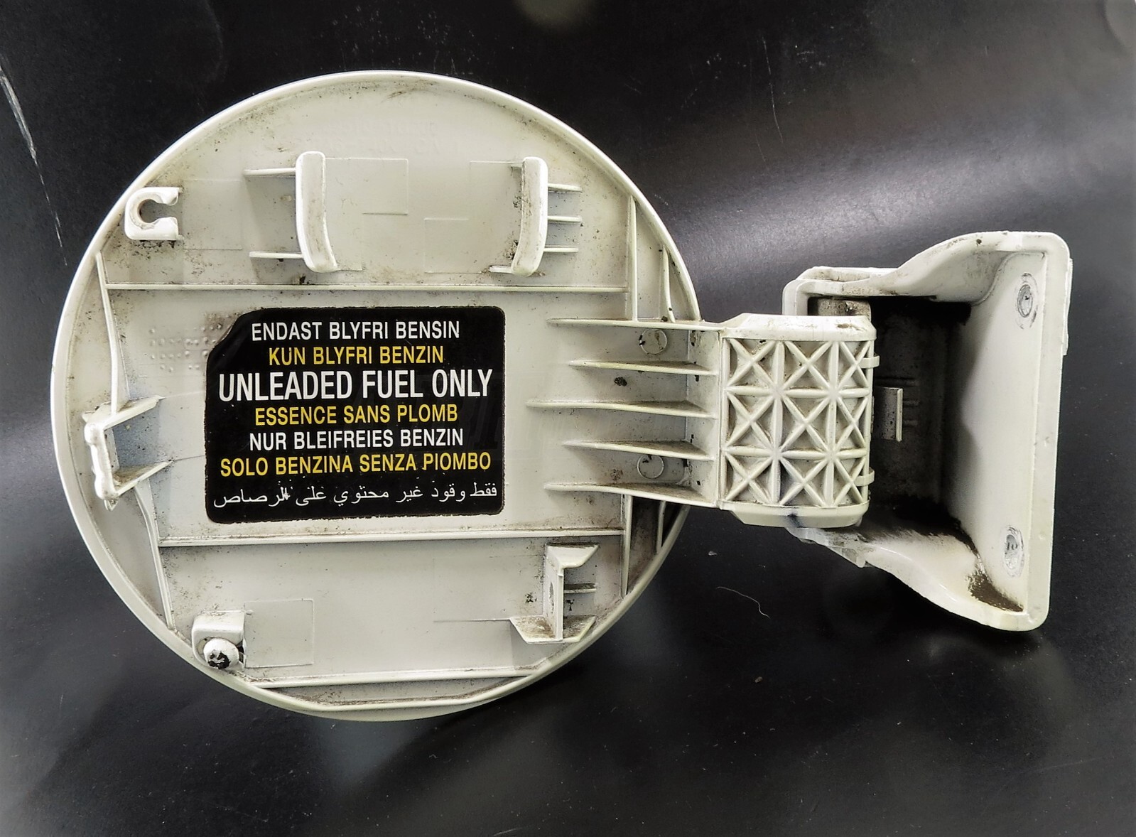 Kia Rio Mk2 JB 5-Door (2005 - 2011) Fill-In Fuel Flap Cover 69510-1G200 White - Image 2