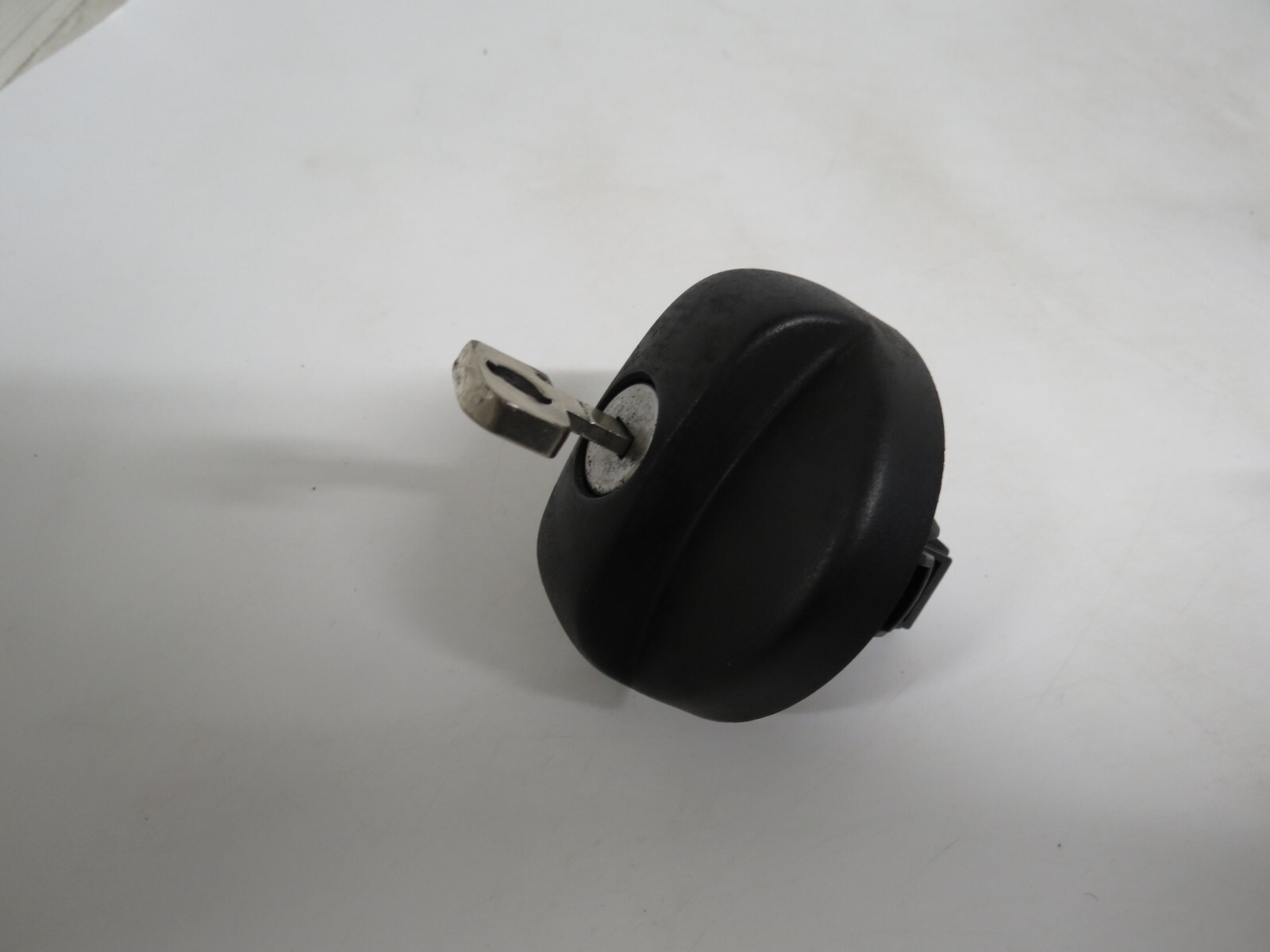 Genuine Citroen C3 DS3 C8 (2009-2016) Fuel Filler Cap + Locking Key Matte Black - Image 2