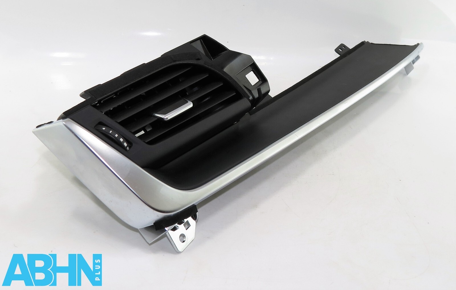 684116UA2A Nissan Qashqai J12 Genuine Left Side/ Passenger Side Air Vent Trim - Image 3