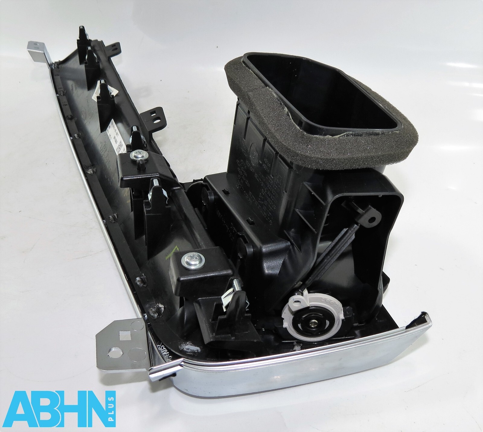 684116UA2A Nissan Qashqai J12 Genuine Left Side/ Passenger Side Air Vent Trim - Image 9