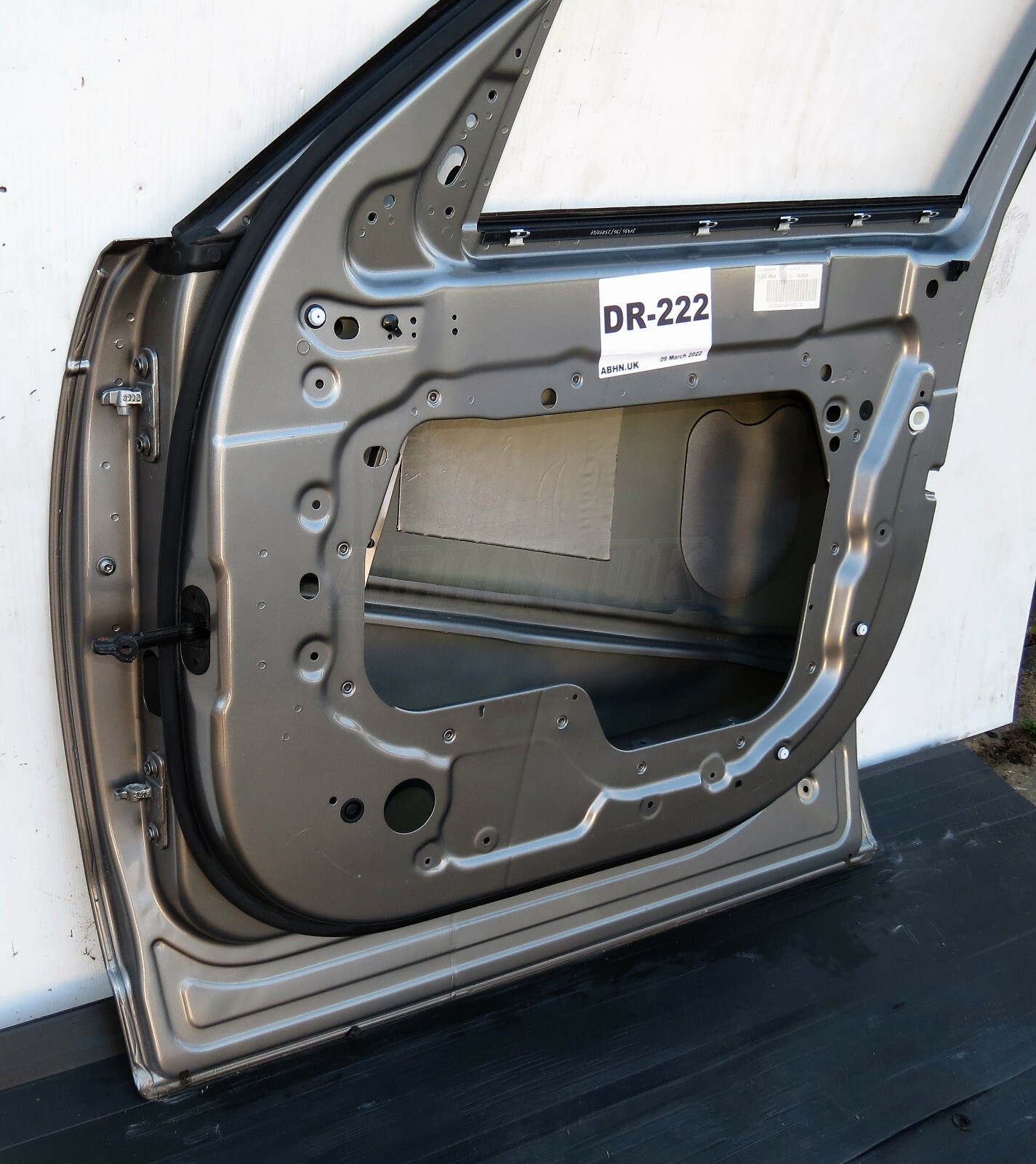 Land Rover Discovery 5/ V Genuine Right RH Side Bare Door Panel Kaikoura Stone - Image 8