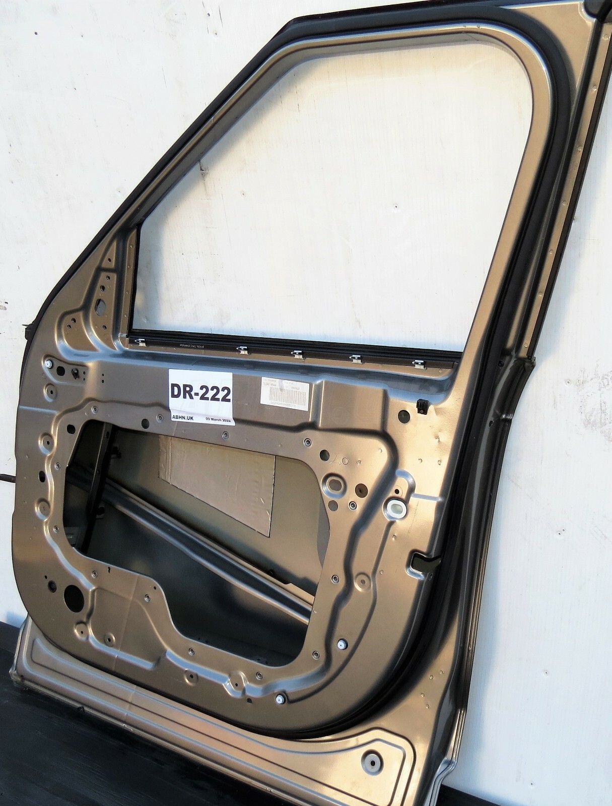 Land Rover Discovery 5/ V Genuine Right RH Side Bare Door Panel Kaikoura Stone - Image 9