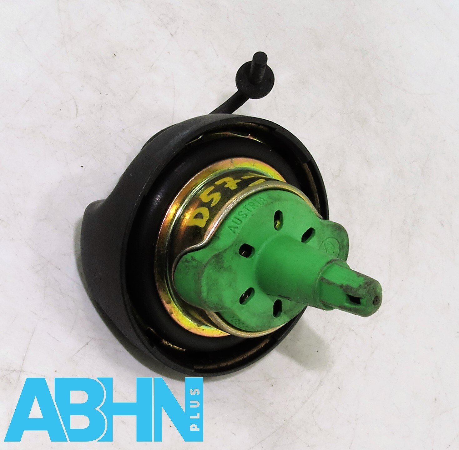 BMW E87 E81 E82 E83 E90 E91 E92 E84 E53 E60 (04-12) Fuel Cap With Cord 7193372 - Image 2