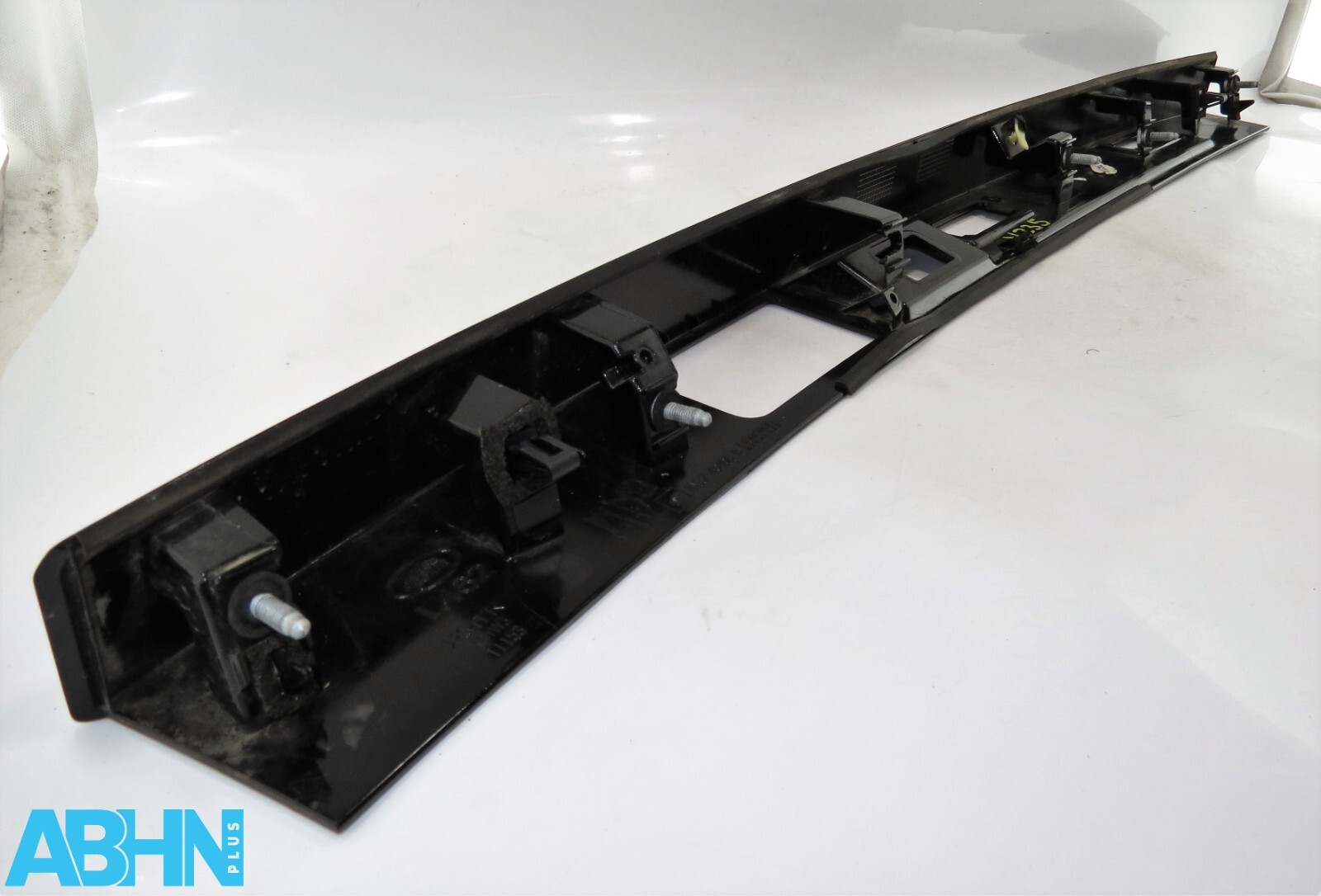 HY3240406BA LR Discovery V L462 Tailgate Plate Light Opening Camera Holder Trim5 - Image 4