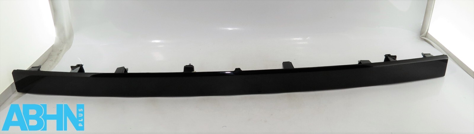 HY3240406BA LR Discovery V L462 Tailgate Plate Light Opening Camera Holder Trim5 - Image 5