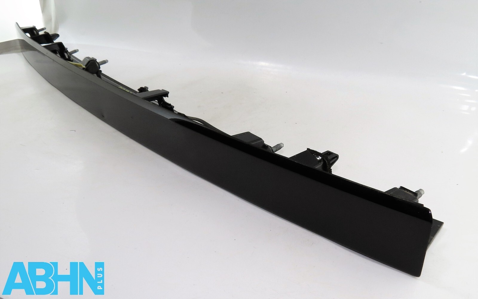 HY3240406BA LR Discovery V L462 Tailgate Plate Light Opening Camera Holder Trim5 - Image 6