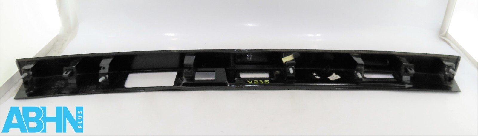 HY3240406BA LR Discovery V L462 Tailgate Plate Light Opening Camera Holder Trim5 - Image 7