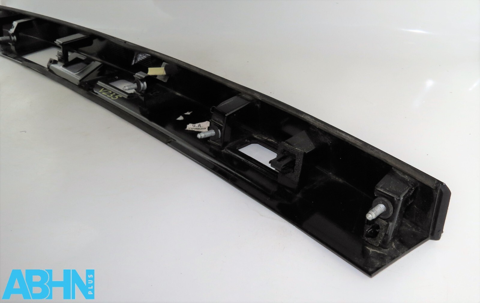 HY3240406BA LR Discovery V L462 Tailgate Plate Light Opening Camera Holder Trim5 - Image 8