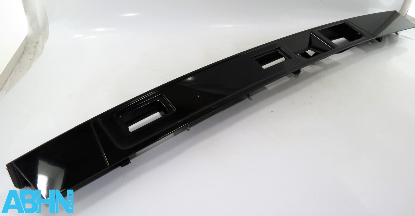 HY3240406BA LR Discovery V L462 Tailgate Plate Light Opening Camera Holder Trim5 - Image 9