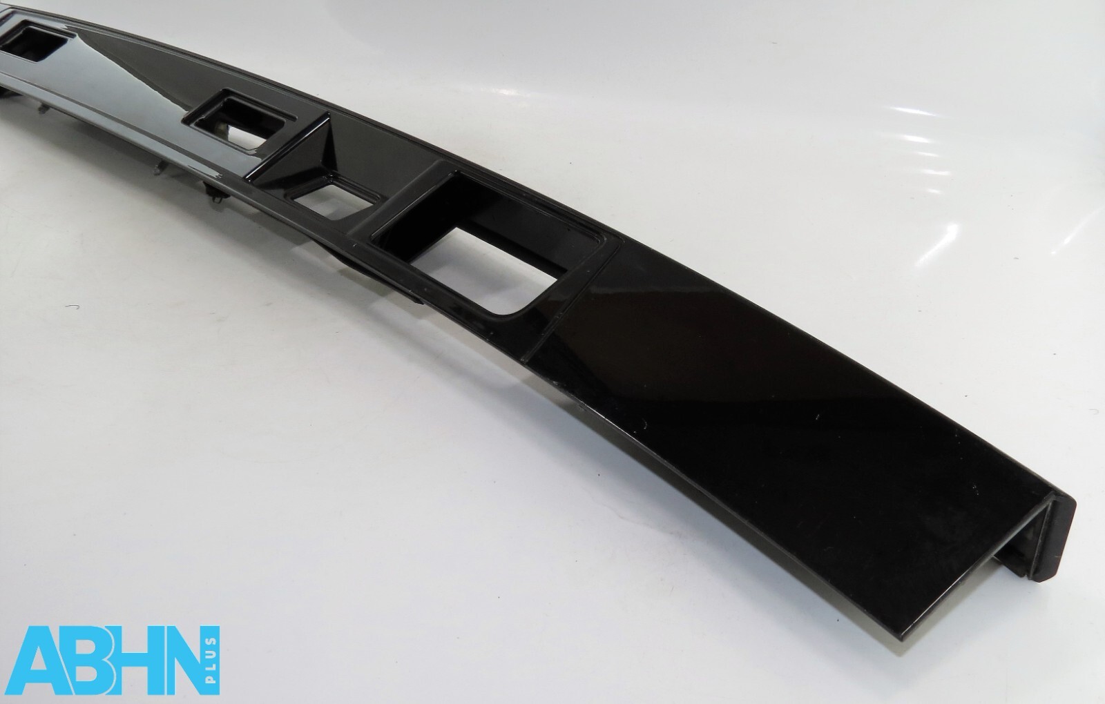 HY3240406BA LR Discovery V L462 Tailgate Plate Light Opening Camera Holder Trim5 - Image 10