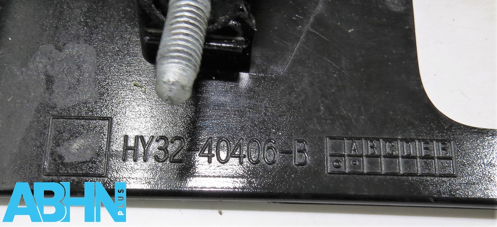 HY3240406BA LR Discovery V L462 Tailgate Plate Light Opening Camera Holder Trim5 - Image 11