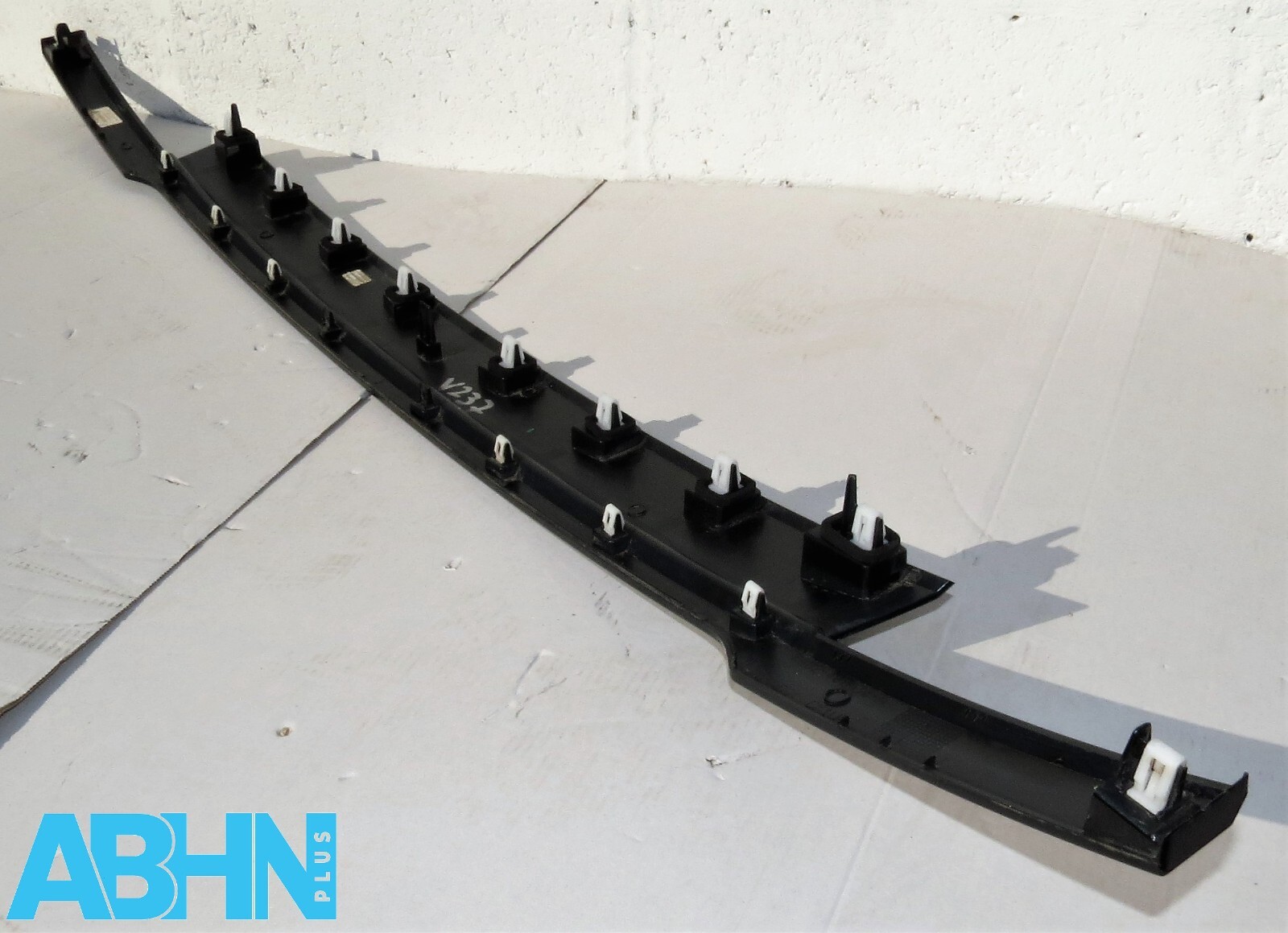 K8D2402A30AB Range Rover Evoque L551 Genuine Tailgate Black Mould Trim Finisher - Image 2