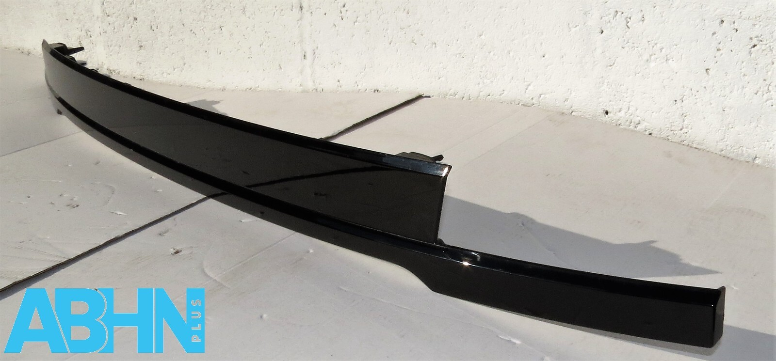K8D2402A30AB Range Rover Evoque L551 Genuine Tailgate Black Mould Trim Finisher - Image 4