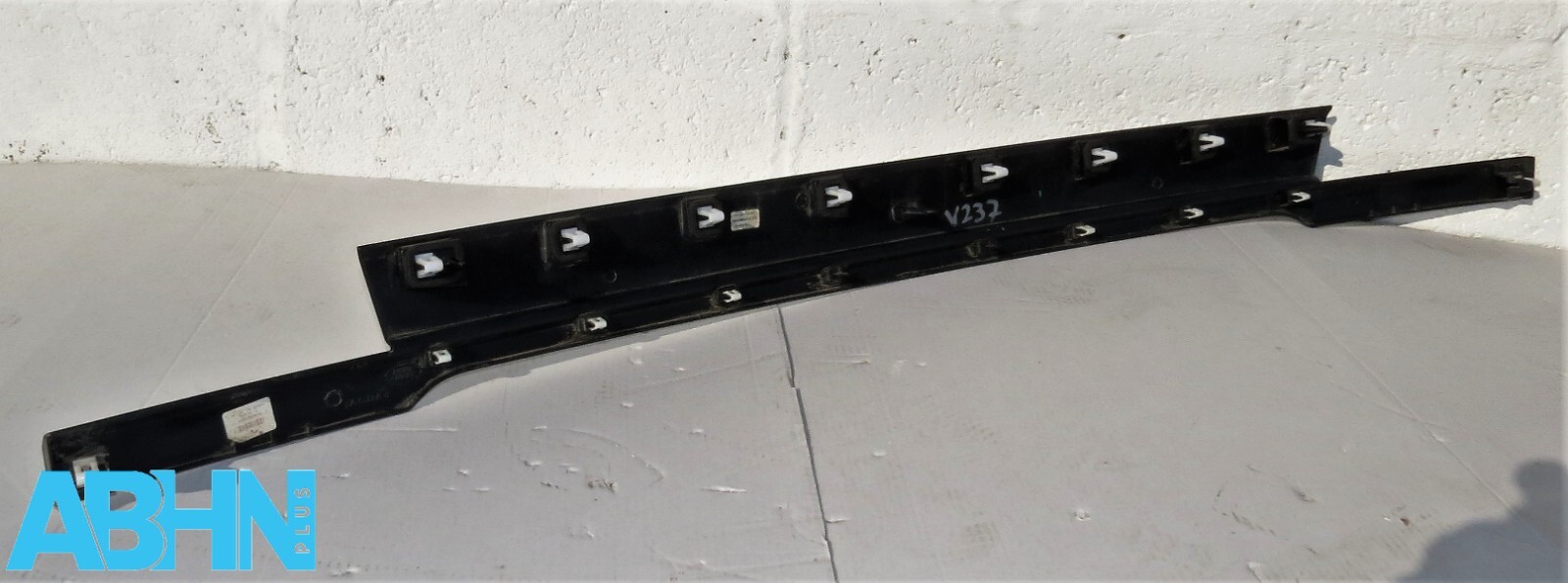 K8D2402A30AB Range Rover Evoque L551 Genuine Tailgate Black Mould Trim Finisher - Image 6