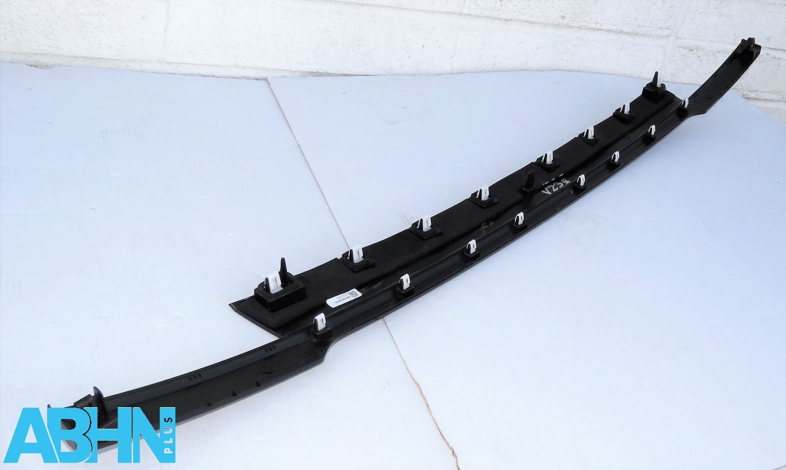 K8D2402A30A Range Rover Evoque L551 Genuine Tailgate Black Mould Trim Finisher - Image 2