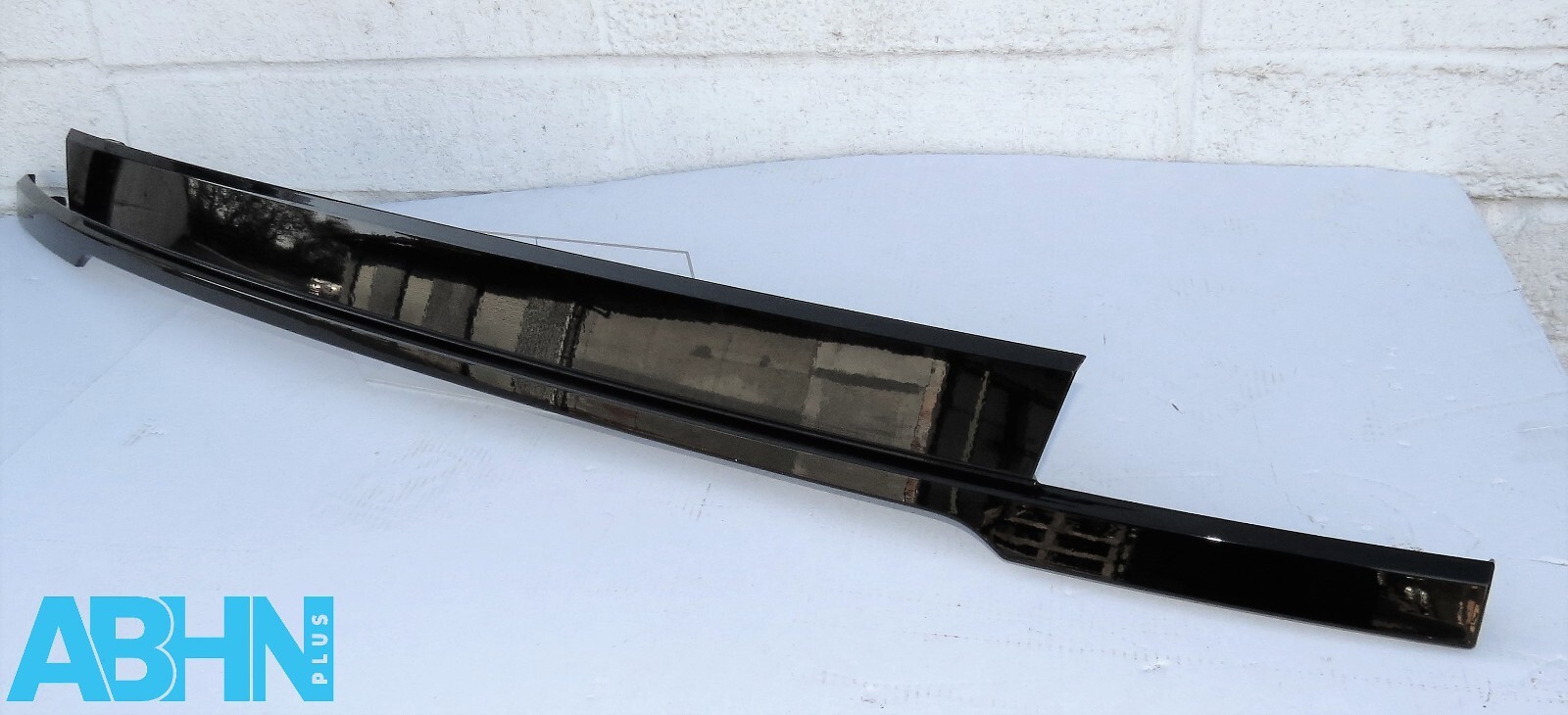 K8D2402A30A Range Rover Evoque L551 Genuine Tailgate Black Mould Trim Finisher - Image 4