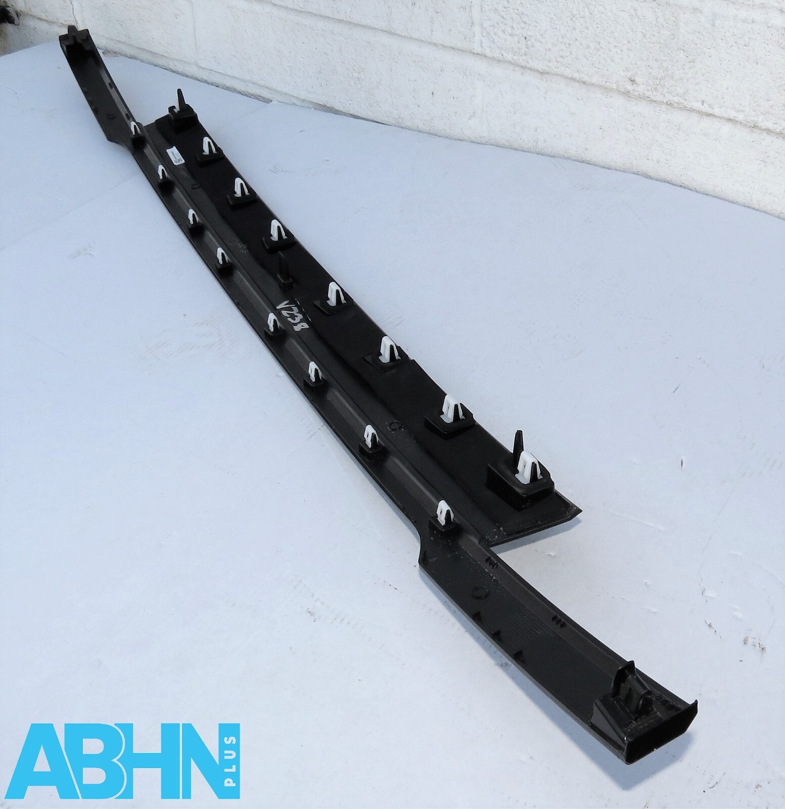 K8D2402A30A Range Rover Evoque L551 Genuine Tailgate Black Mould Trim Finisher - Image 6