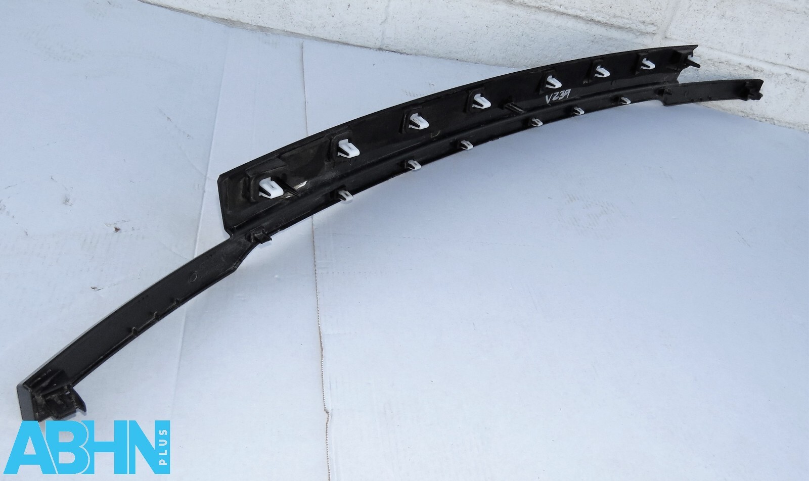 K8D2402A30A Range Rover Evoque L551 Genuine Tailgate Black Mould Trim Finisher* - Image 2