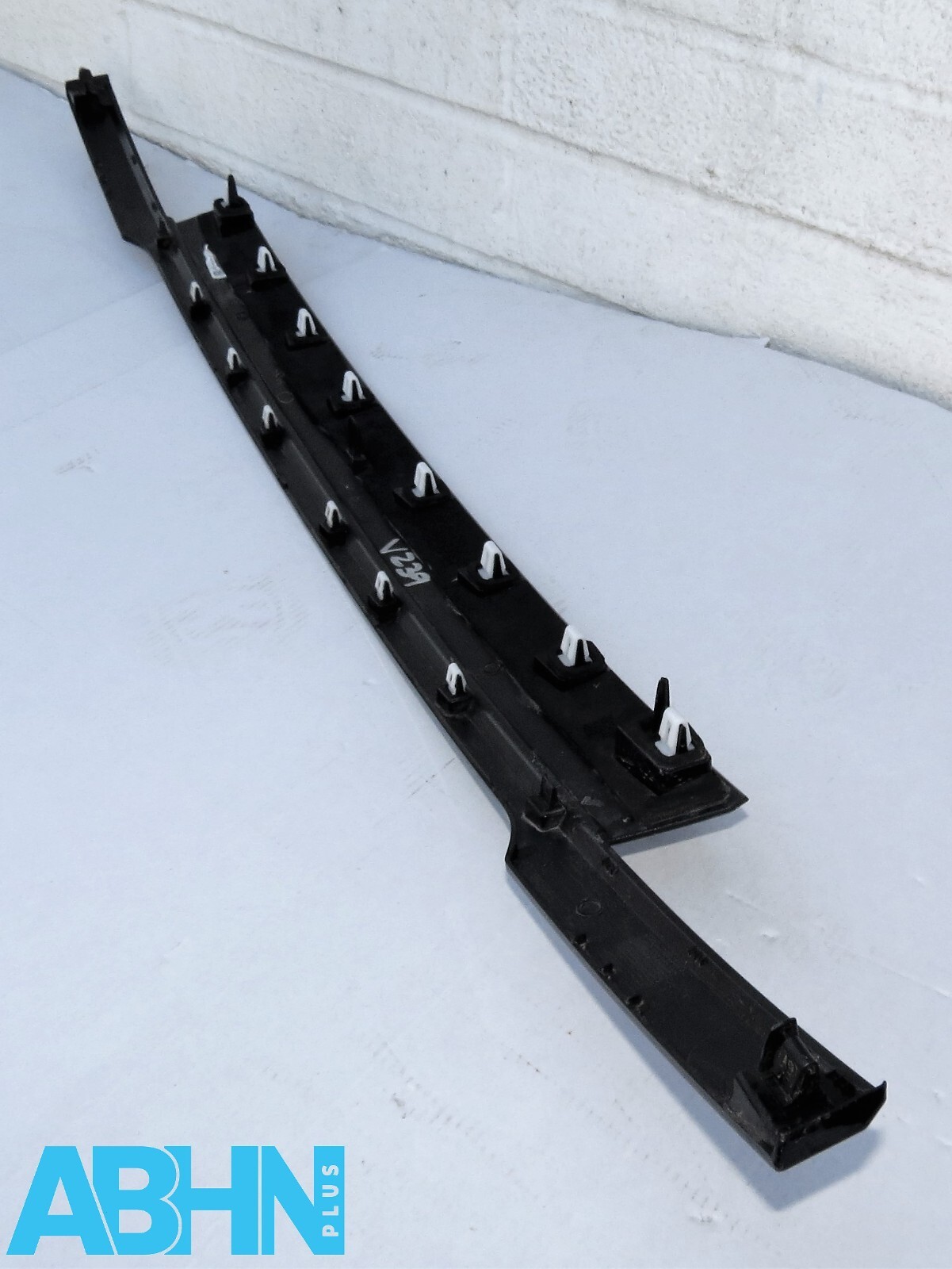 K8D2402A30A Range Rover Evoque L551 Genuine Tailgate Black Mould Trim Finisher* - Image 6