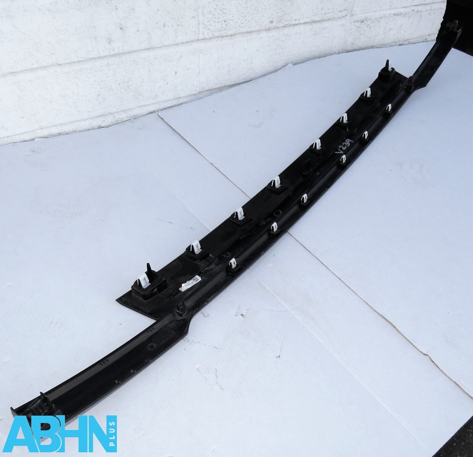 K8D2402A30A Range Rover Evoque L551 Genuine Tailgate Black Mould Trim Finisher* - Image 7