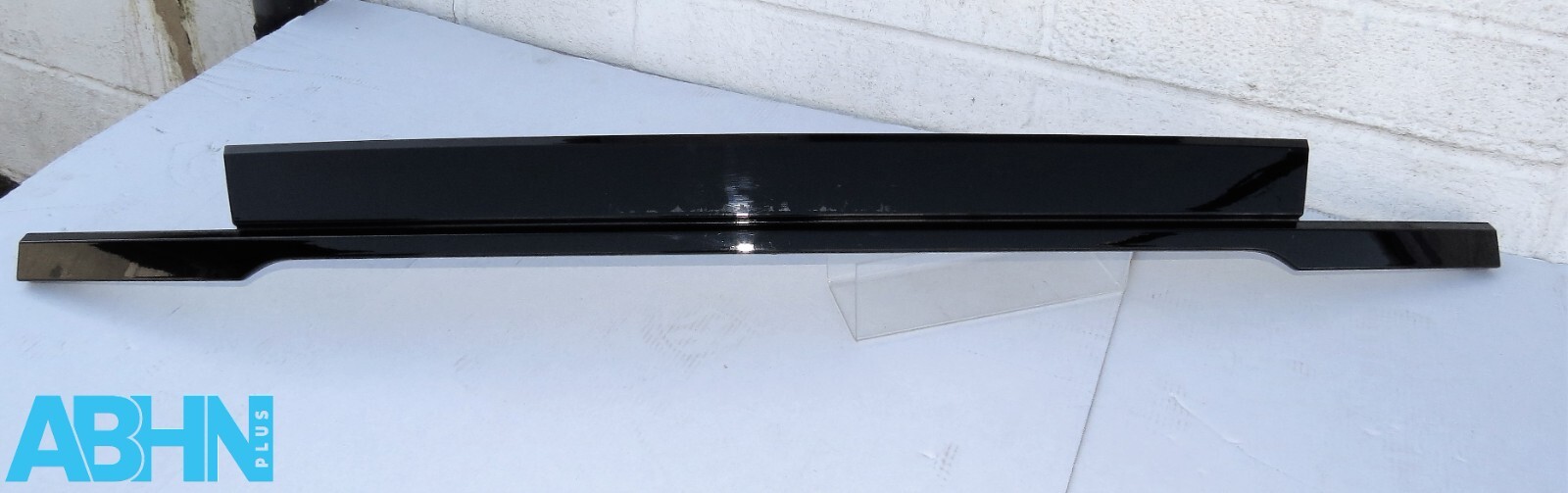 K8D2402A30A Range Rover Evoque L551 Genuine Tailgate Black Mould Trim Finisher/ - Image 4