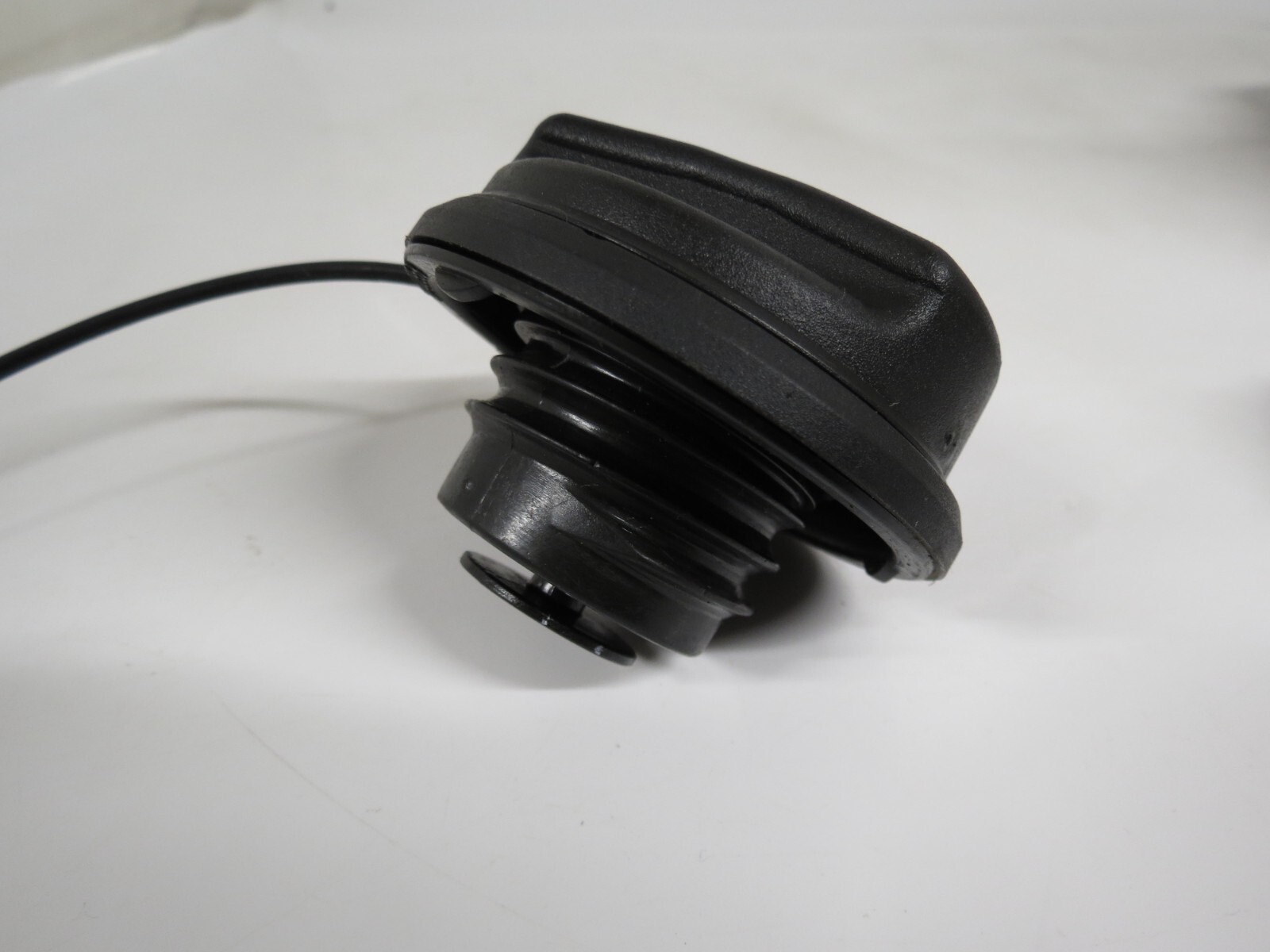 Vauxhall Zafira-B Vectra-C Astra 06- Diesel Fuel Fill-in Cap+Black Cord 13140958 - Image 3