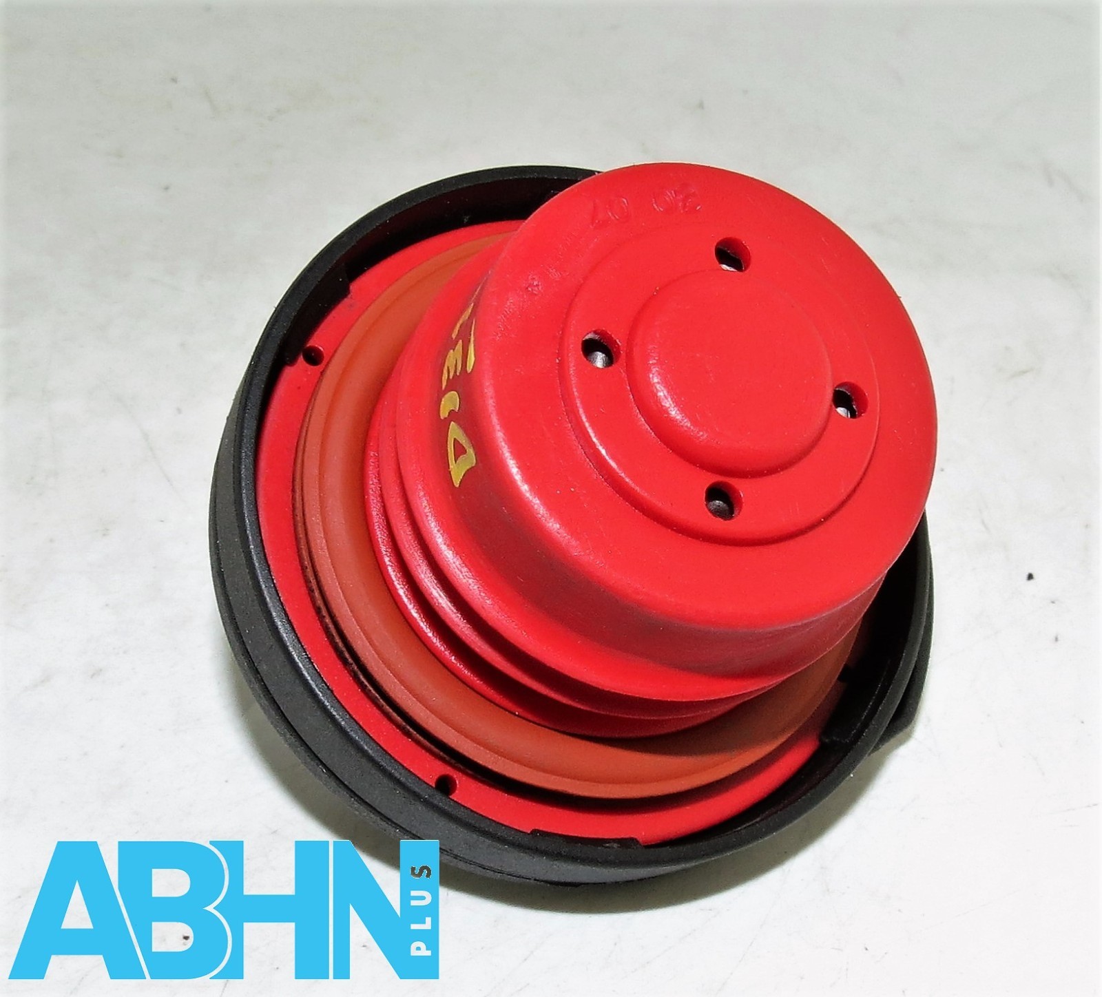 Genuine Volvo 850 S70 V70 C70 XC70 S40 V40 S60 S80 Petrol Fuel Cap (No-Cord) - Image 5