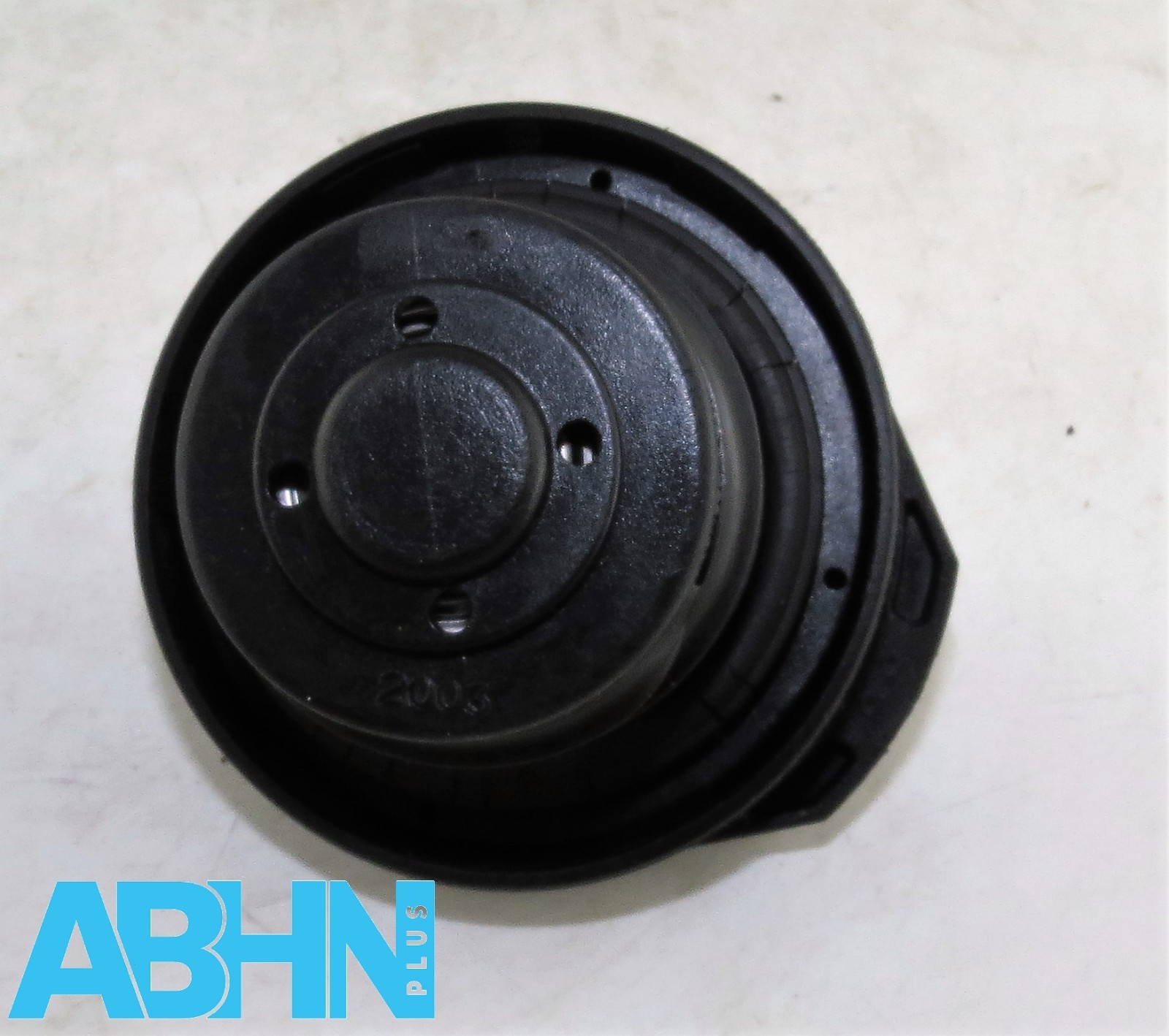 Genuine Volvo 850 S70 V70 C70 XC70 S40 V40 S60 S80 Petrol Fuel Cap (No-Cord) - Image 9