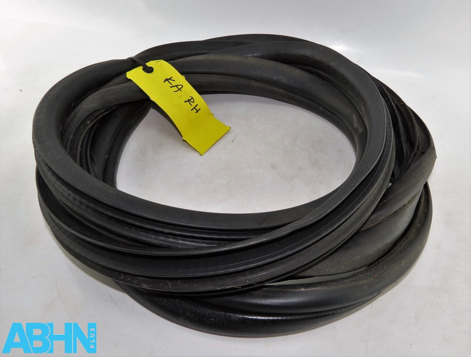 Ford KA RU8 (2008-2016) 3-Door Genuine Front Right Side Door Frame Rubber Seal - Image 2