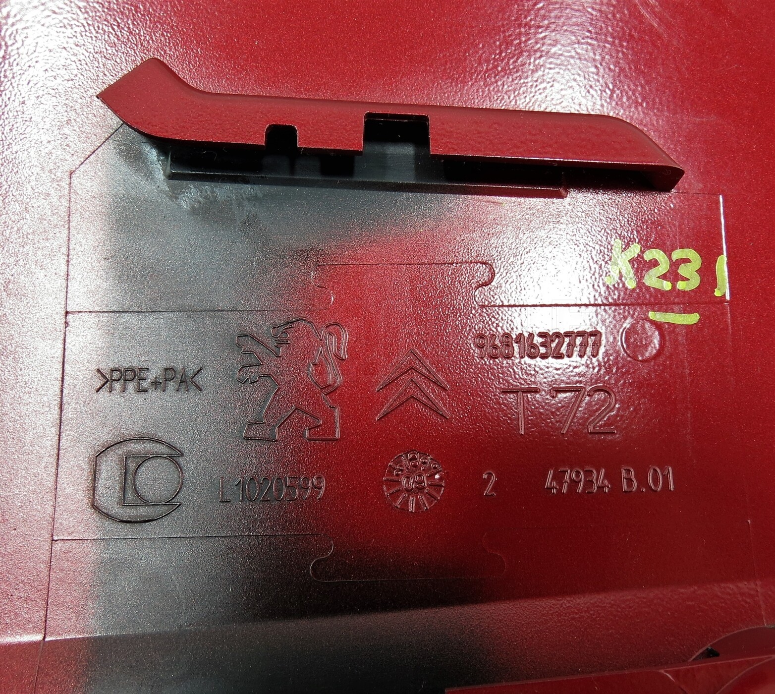 Peugeot 308 SW /07-14 Estate Fuel Flap Cover 9681632777 T72 Diablo Red Rouge EKQ - Image 4